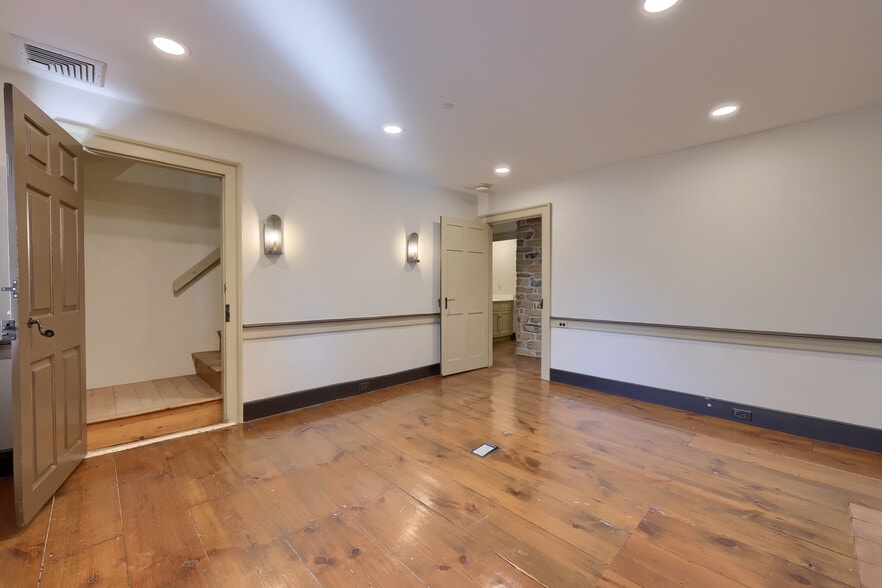 More Photos Of 711 Hartman Station Rd, Lancaster Office Residential For Lease