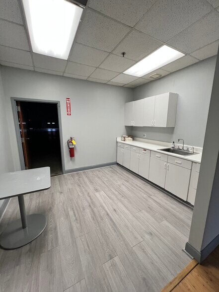 More Photos Of 2575 Cobb International Blvd, Kennesaw Warehouse For Lease