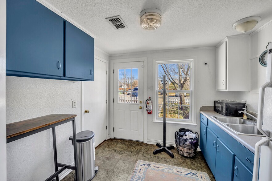 More Photos Of 808 W Abram St, Arlington Freestanding For Sale