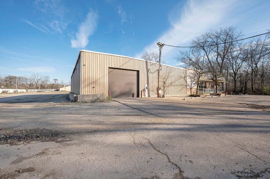 More Photos Of 301 Ramona Ave, Elgin Warehouse For Sale