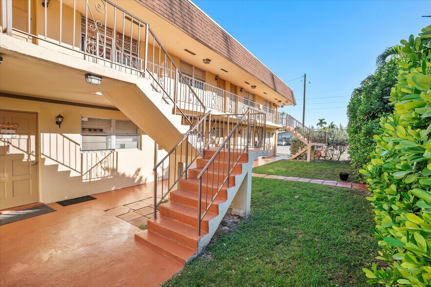 More Photos Of 701 NE 8th St, Hallandale Beach Apartments For Sale