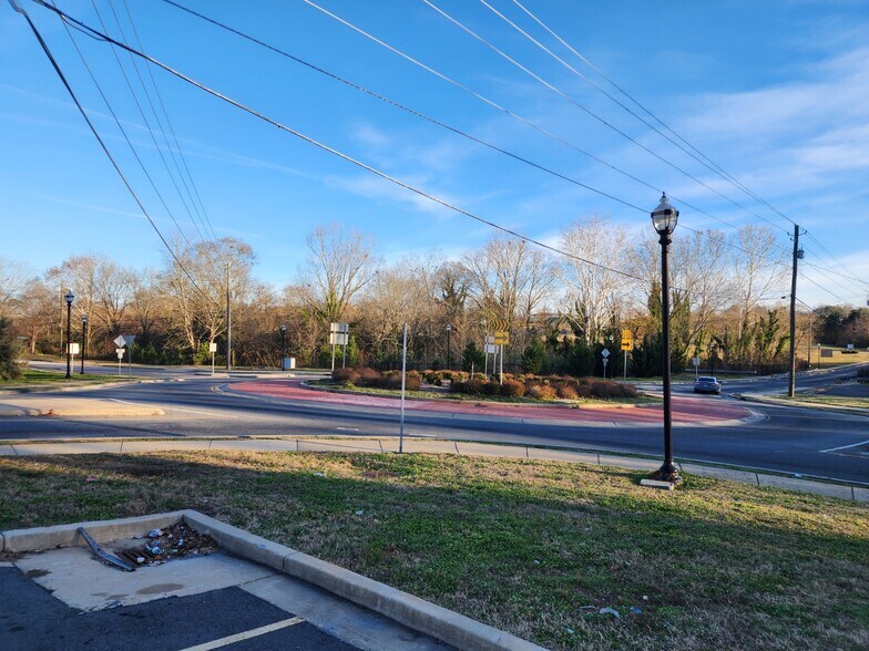 More Photos Of 1301 N Hill St, Griffin Storefront For Sale