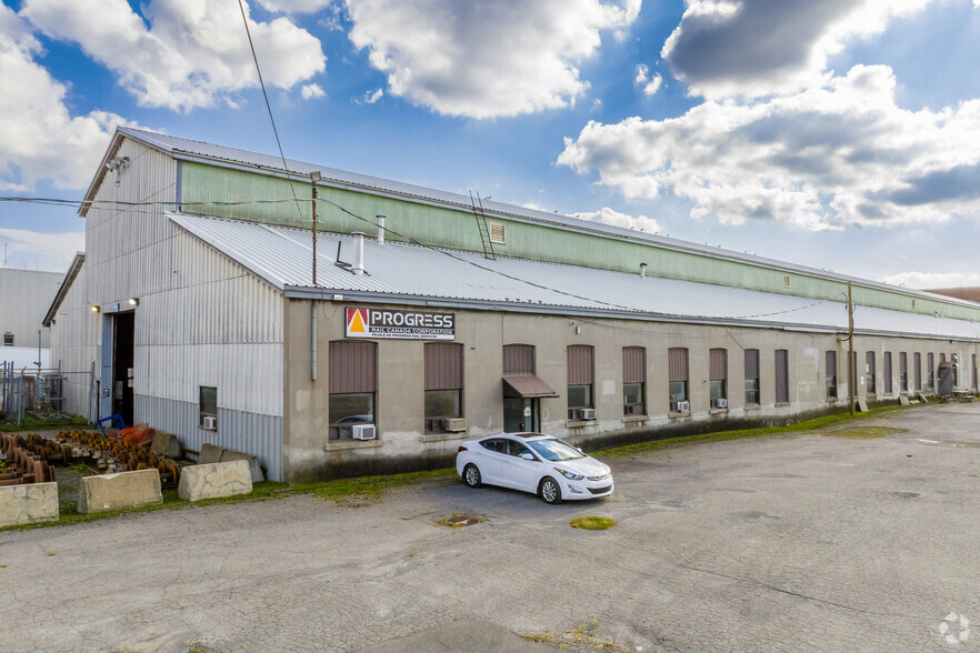 Primary Photo Of 121-125 Boul Saint Joseph O, Montréal Warehouse For Lease