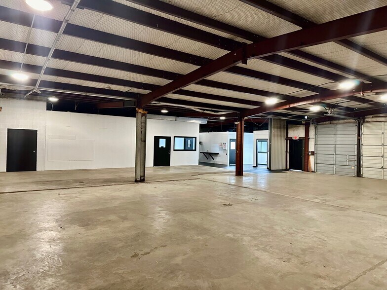More Photos Of 210 Gravel St, Seguin Warehouse For Lease