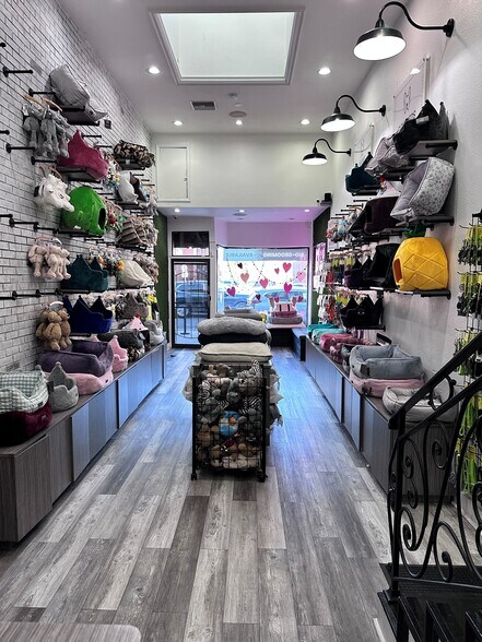 More Photos Of 12180-12182 Ventura Blvd, Studio City Storefront For Lease