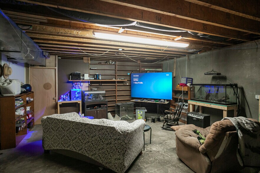 More Photos Of 1113 S Main St, Columbia Freestanding For Sale