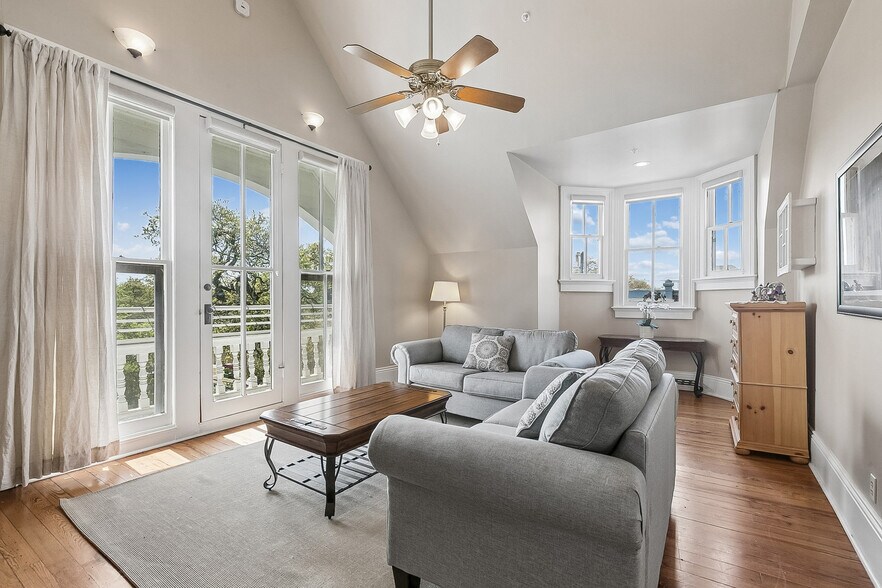More Photos Of 2727 Saint Charles Ave, New Orleans General Retail For Sale