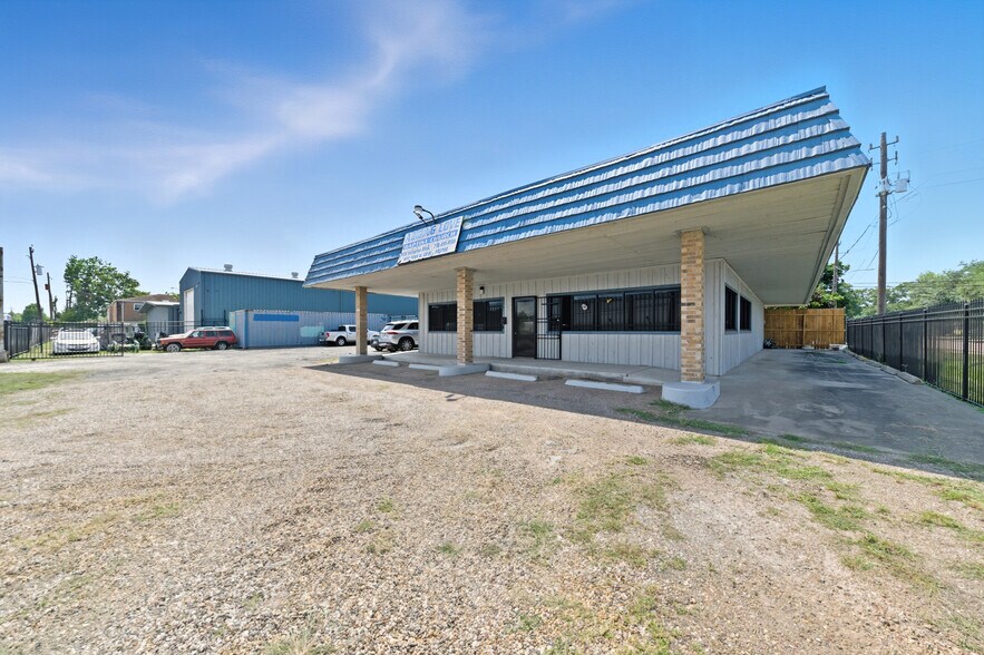 More Photos Of 9129 Irvington Blvd, Houston Warehouse For Sale