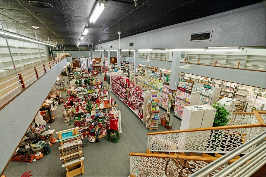 More Photos Of 20 North Plz, Paris General Retail For Sale