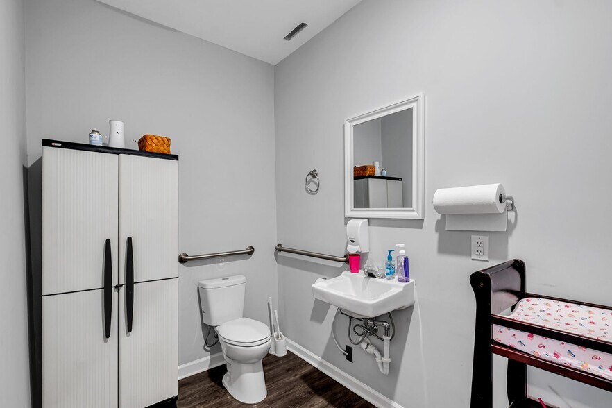 More Photos Of 1213 W Gaines St, Lawrenceburg Flex For Sale