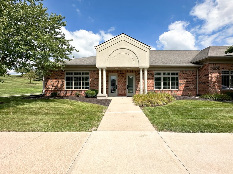 More Photos Of 901 Chestnut Hills Pky, Fort Wayne Office For Sale