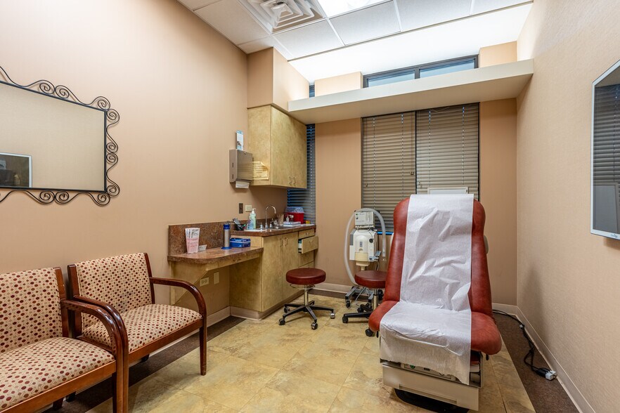 More Photos Of 16105 S La Grange Rd, Orland Park Medical For Lease