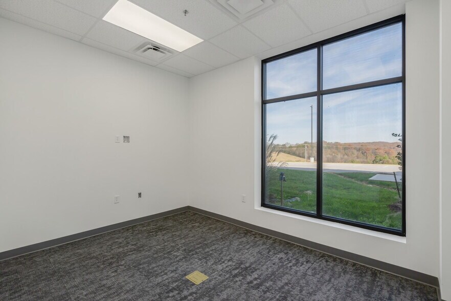 More Photos Of 2677 Huntington Park Dr, Loudon Warehouse For Lease