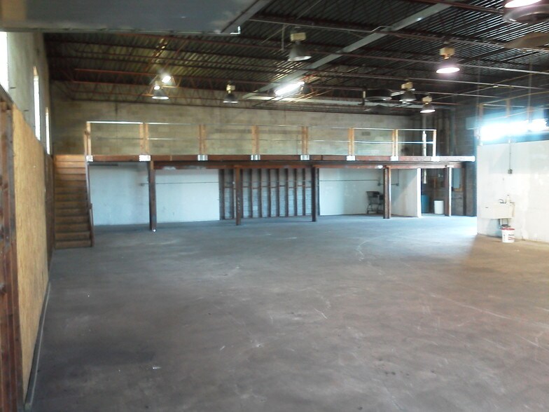 More Photos Of 75 Cabot St, West Babylon Warehouse For Lease
