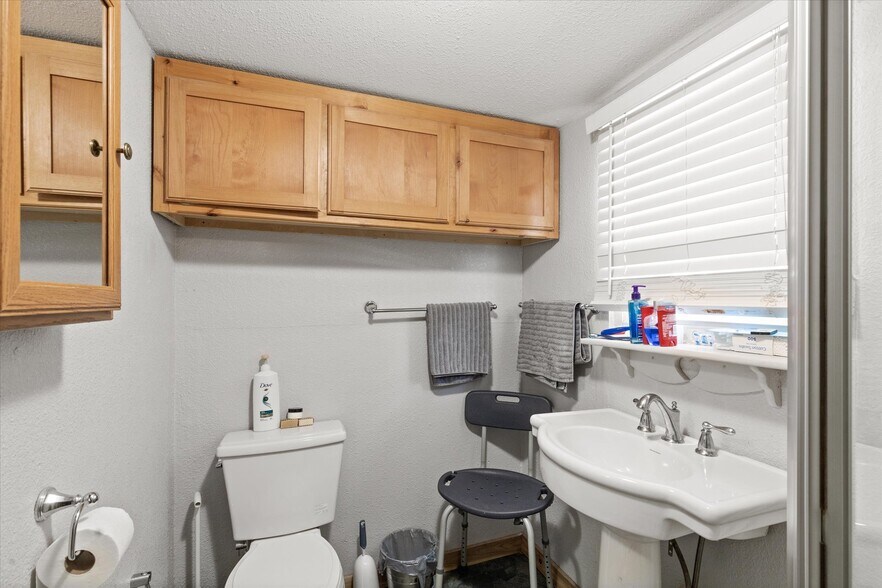 More Photos Of 725 Holmes Dr, Granbury Auto Repair For Sale