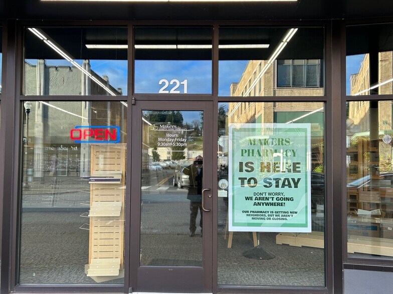 More Photos Of 221 S 1st St, Mount Vernon General Retail For Lease