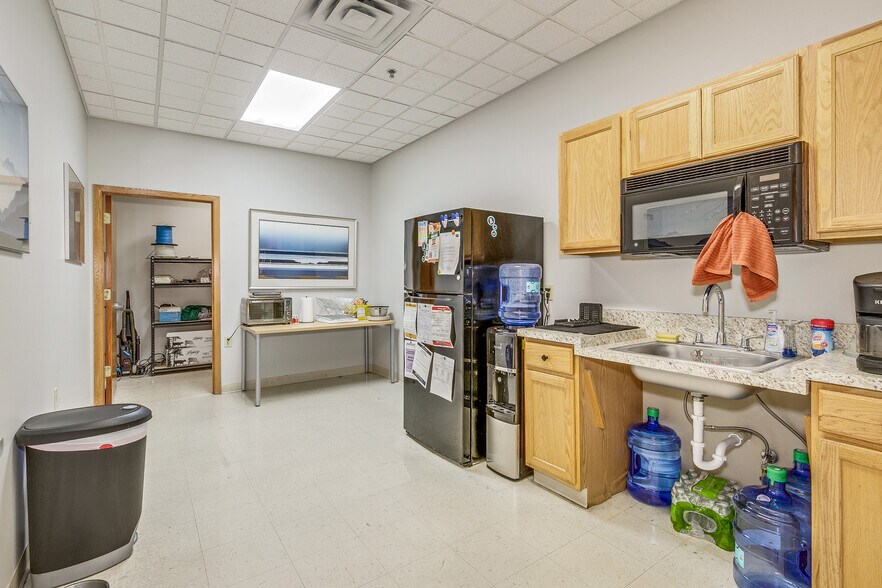 More Photos Of 10220 73rd Ave S, Maple Grove Flex For Lease