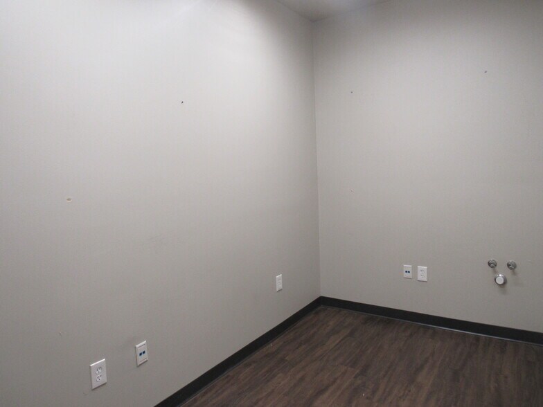 More Photos Of 595 W FM 120, Pottsboro Office For Lease
