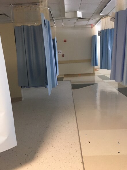 More Photos Of 901-934 Center St, Elgin Hospital For Sale