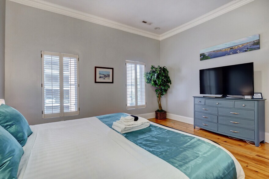 More Photos Of 271 N Front St, Wilmington General Retail For Sale