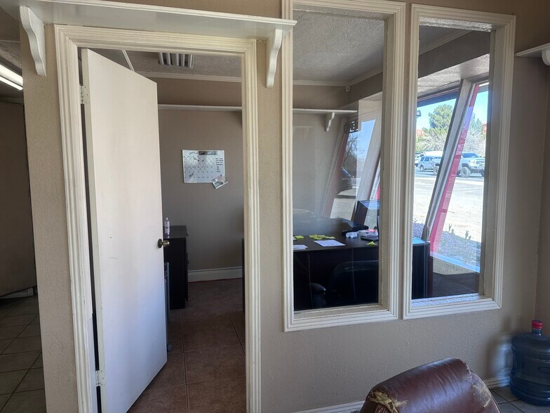 More Photos Of 689 N Bluff St, Saint George General Retail For Lease