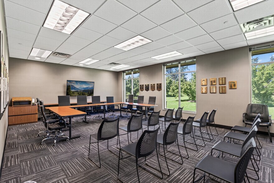 More Photos Of 5505 Cottonwood Ln, Prior Lake Office For Sale