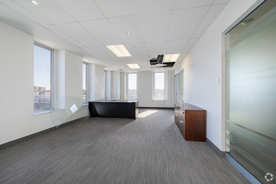 More Photos Of 255 Boul Crémazie E, Montréal Office For Lease