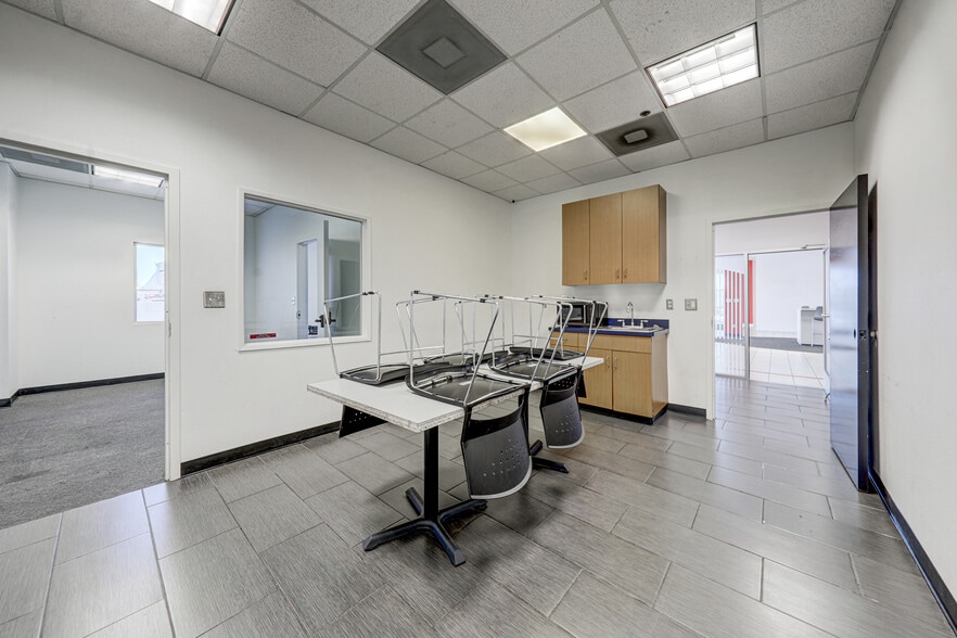 More Photos Of 4608 Rudnick Ct, Bakersfield Auto Dealership For Lease