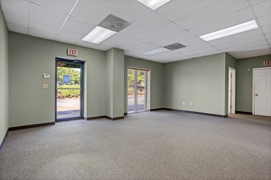 More Photos Of 9 Ellwood Ct, Greenville Warehouse For Lease