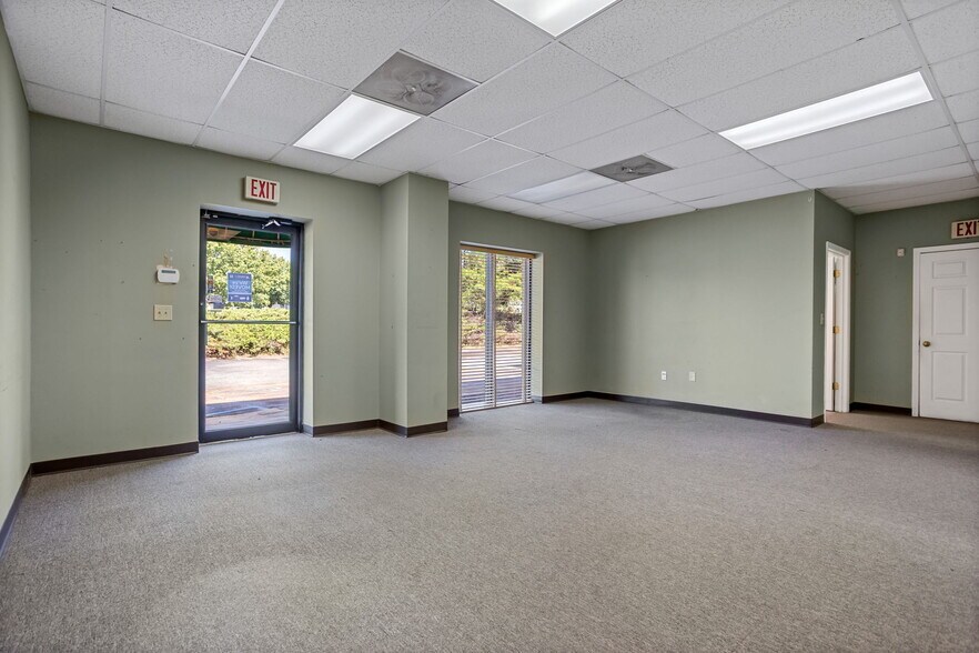 More Photos Of 9 Ellwood Ct, Greenville Warehouse For Lease