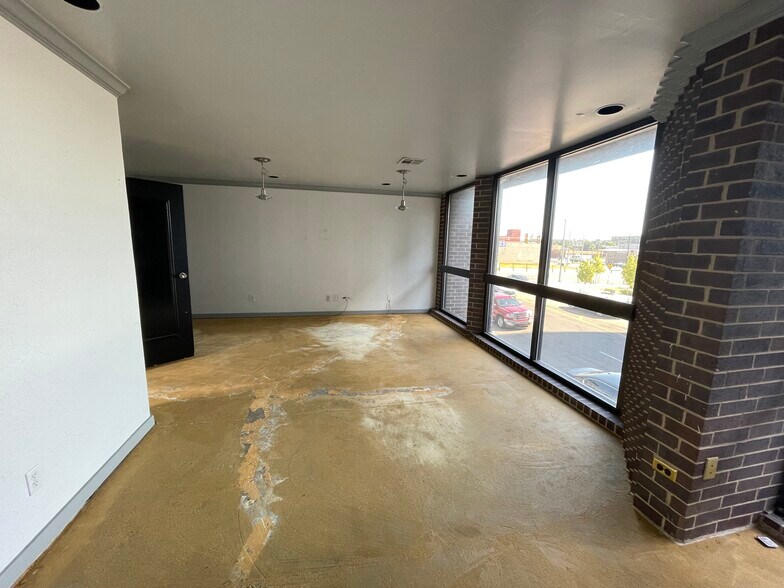 More Photos Of 615-617 N Broadway Ave, Oklahoma City Office For Lease