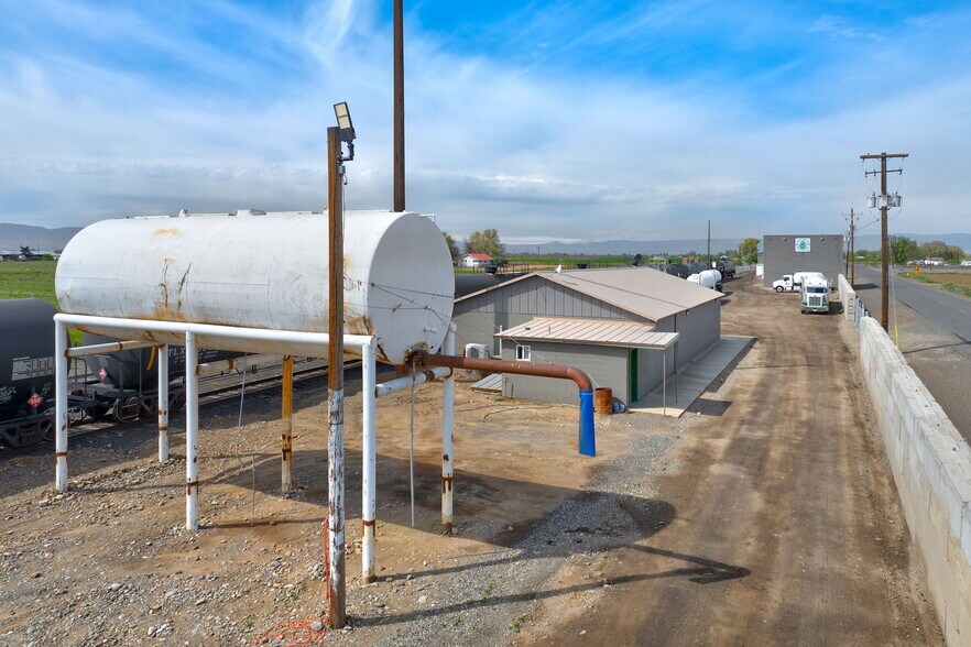 More Photos Of 3800 Branch Rd, Wapato Distribution For Sale