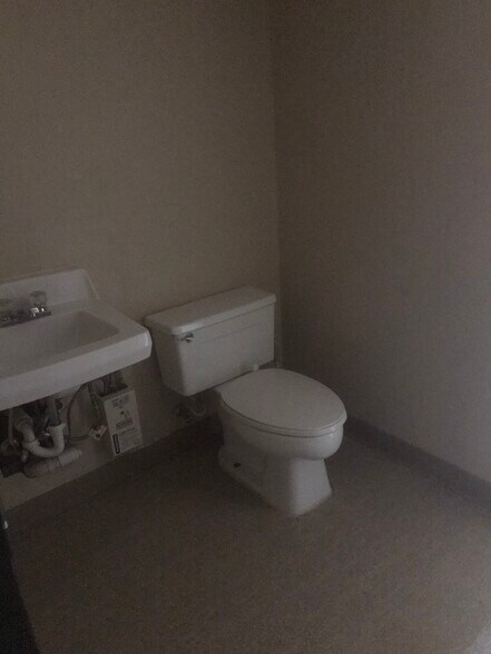 More Photos Of 210 S 4th St, Chickasha Unknown For Lease