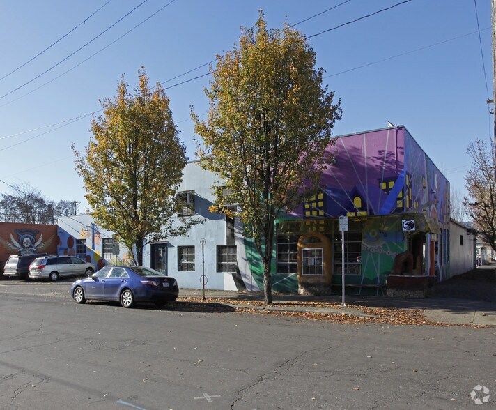 More Photos Of 734-736 SE Ankeny St, Portland Showroom For Sale