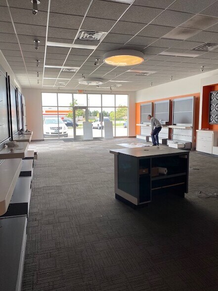 More Photos Of 1004 18th Ave NW, Austin Storefront For Lease