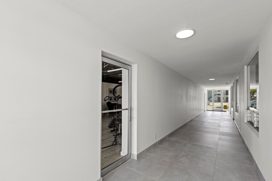 More Photos Of 2852 E Oakland Park Blvd, Fort Lauderdale Storefront Retail Office For Sale