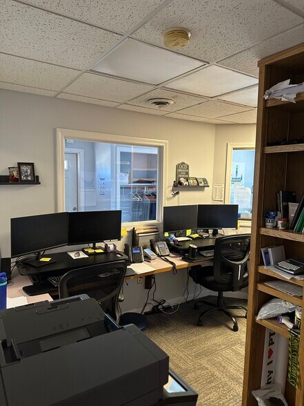 More Photos Of 40 S River Rd, Bedford Medical For Lease