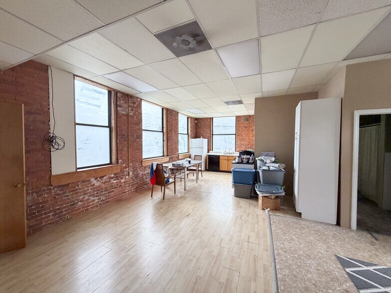 More Photos Of 47 Billard St, Meriden Showroom For Sale