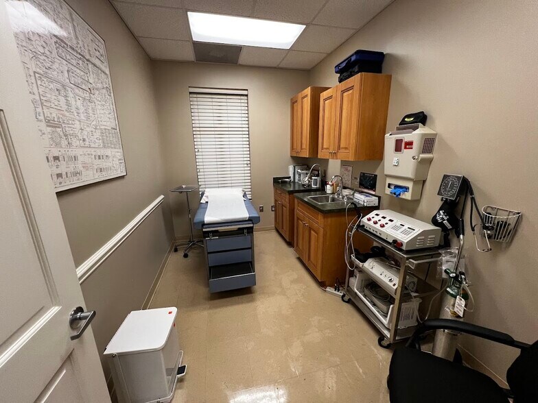 More Photos Of 1258 Mann Dr, Matthews Medical For Sale