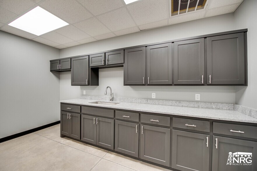 More Photos Of 1602 S Midkiff Rd, Midland Warehouse For Lease