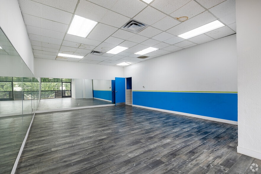 More Photos Of 8205 Santa Monica Blvd, West Hollywood General Retail For Lease