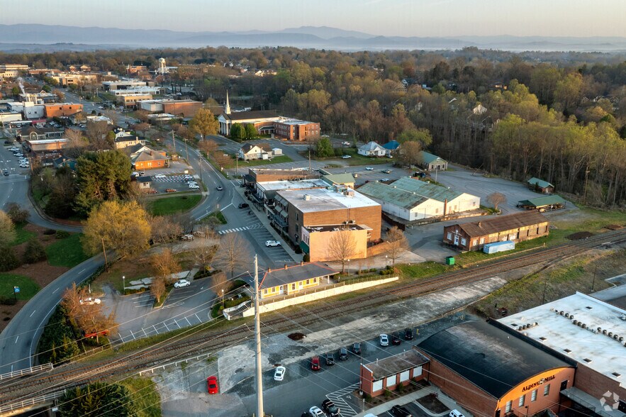 More Photos Of 601 S Green St, Morganton Unknown For Lease