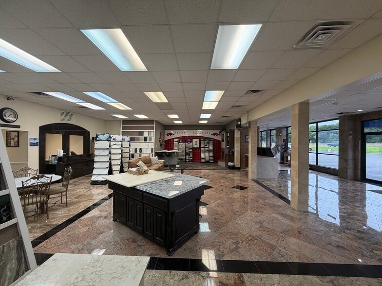 More Photos Of 18525 I-30 Hwy, Benton Showroom For Sale