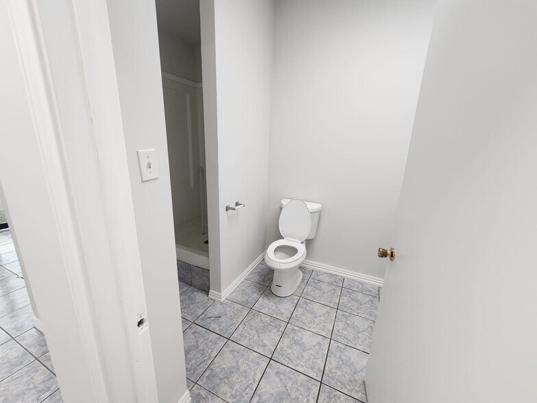 More Photos Of 5485 W Sam Houston Pky N, Houston Unknown For Lease