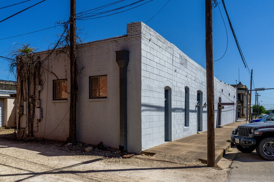 More Photos Of 229 S Main St, Mc Gregor Showroom For Sale