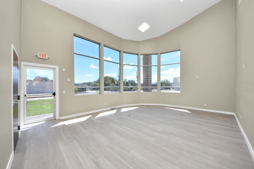More Photos Of 1563 Live Oak St, Webster Office For Sale