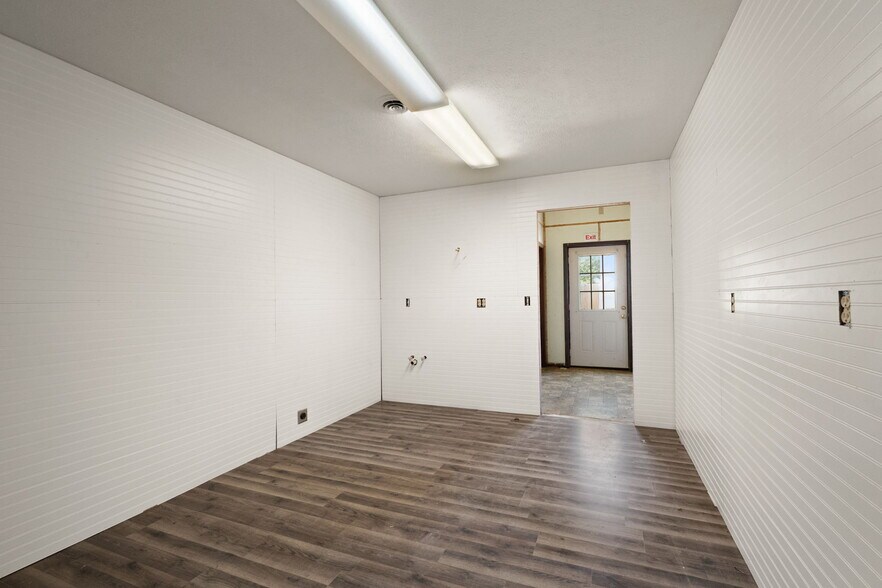 More Photos Of 756 Lakeshore Dr, Scottsburg Flex For Sale