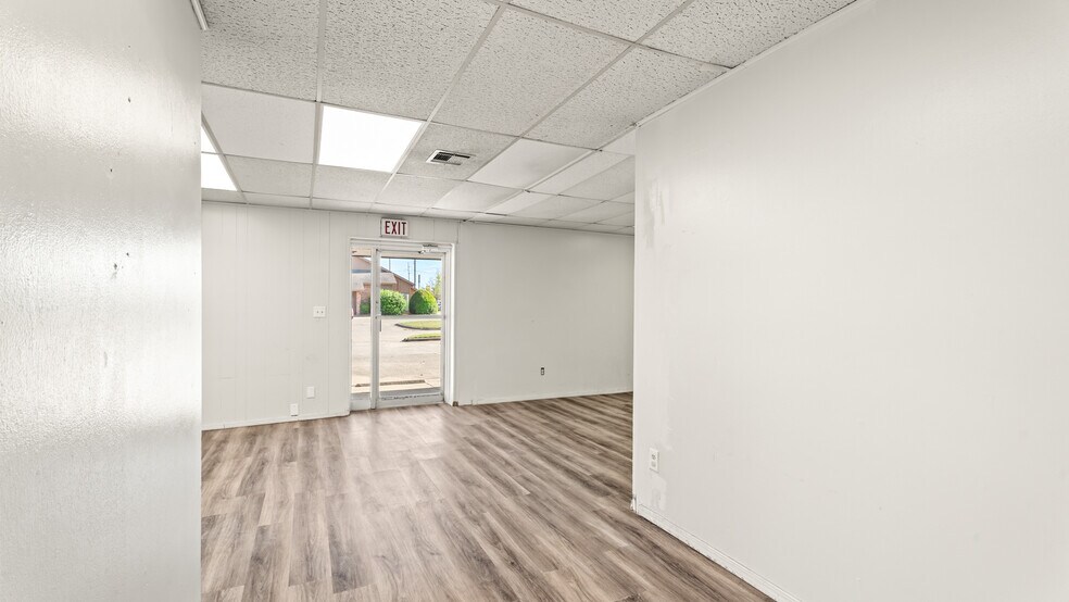 More Photos Of 8720 S Penn Ave, Oklahoma City Office For Sale