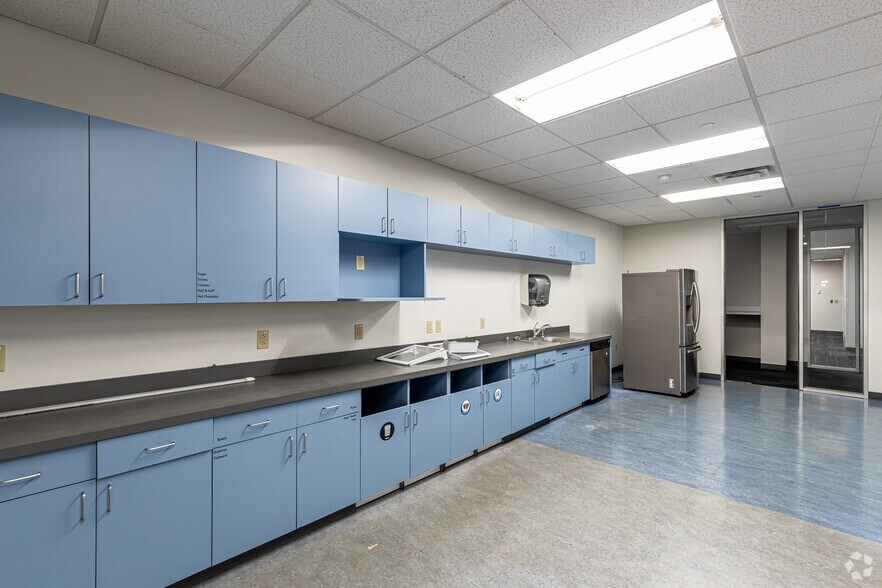 More Photos Of 2 Gateway Blvd, East Granby Office For Lease