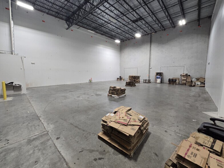 More Photos Of 10400 NW 55th St, Sunrise Manufacturing For Lease